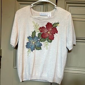 Alfred Dunner Tan short sleeve sweater blouse with flowers Petite Large